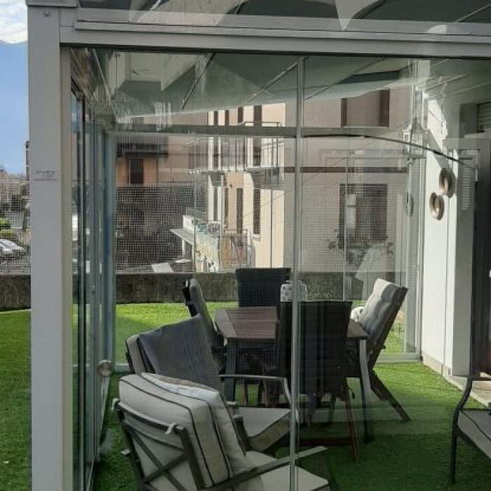 Veranda con pergotende e vetrate scorrevoli Habitatende Veranda con pergotende e vetrate scorrevoli Habitatende